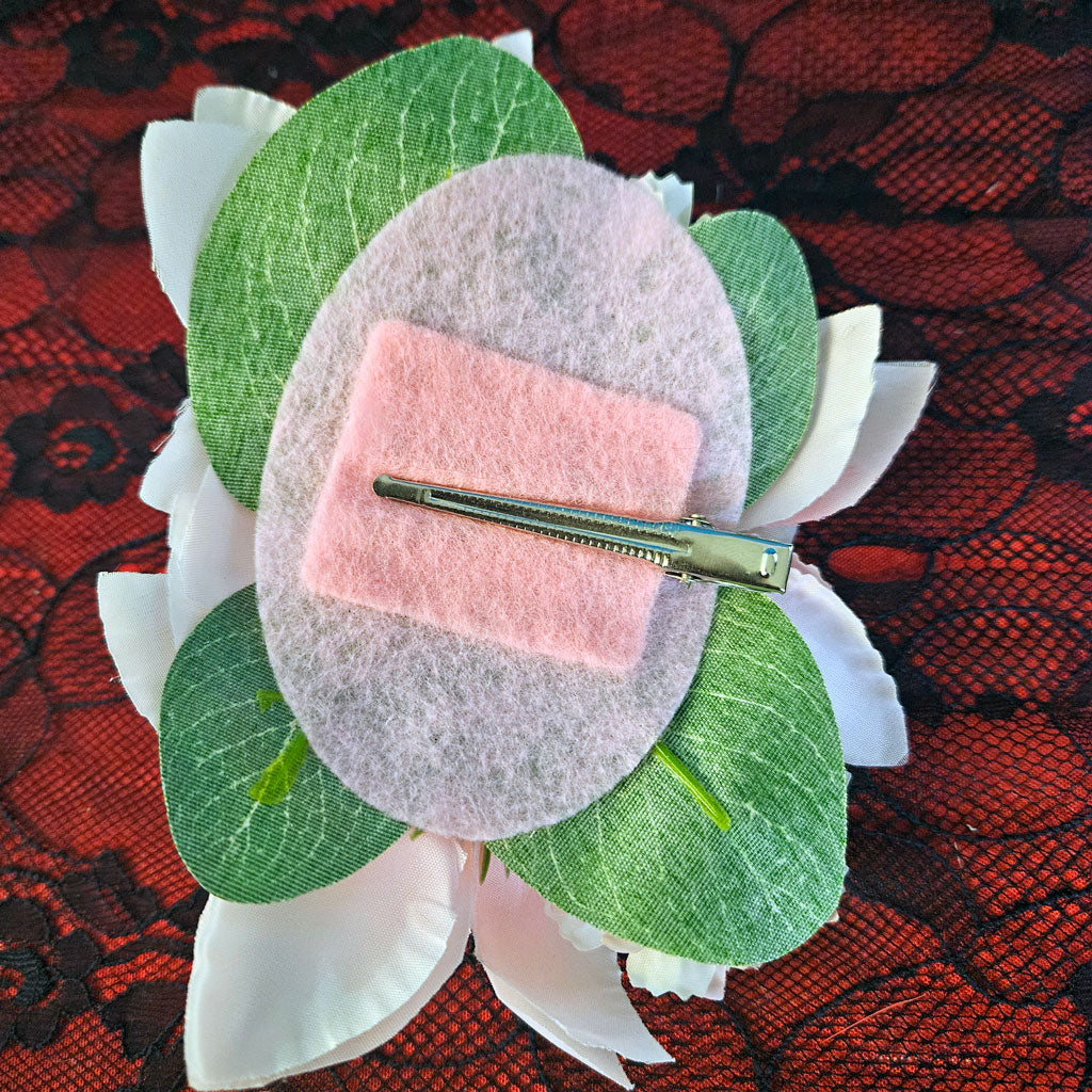 Fleur cheveux tons roses et blancs