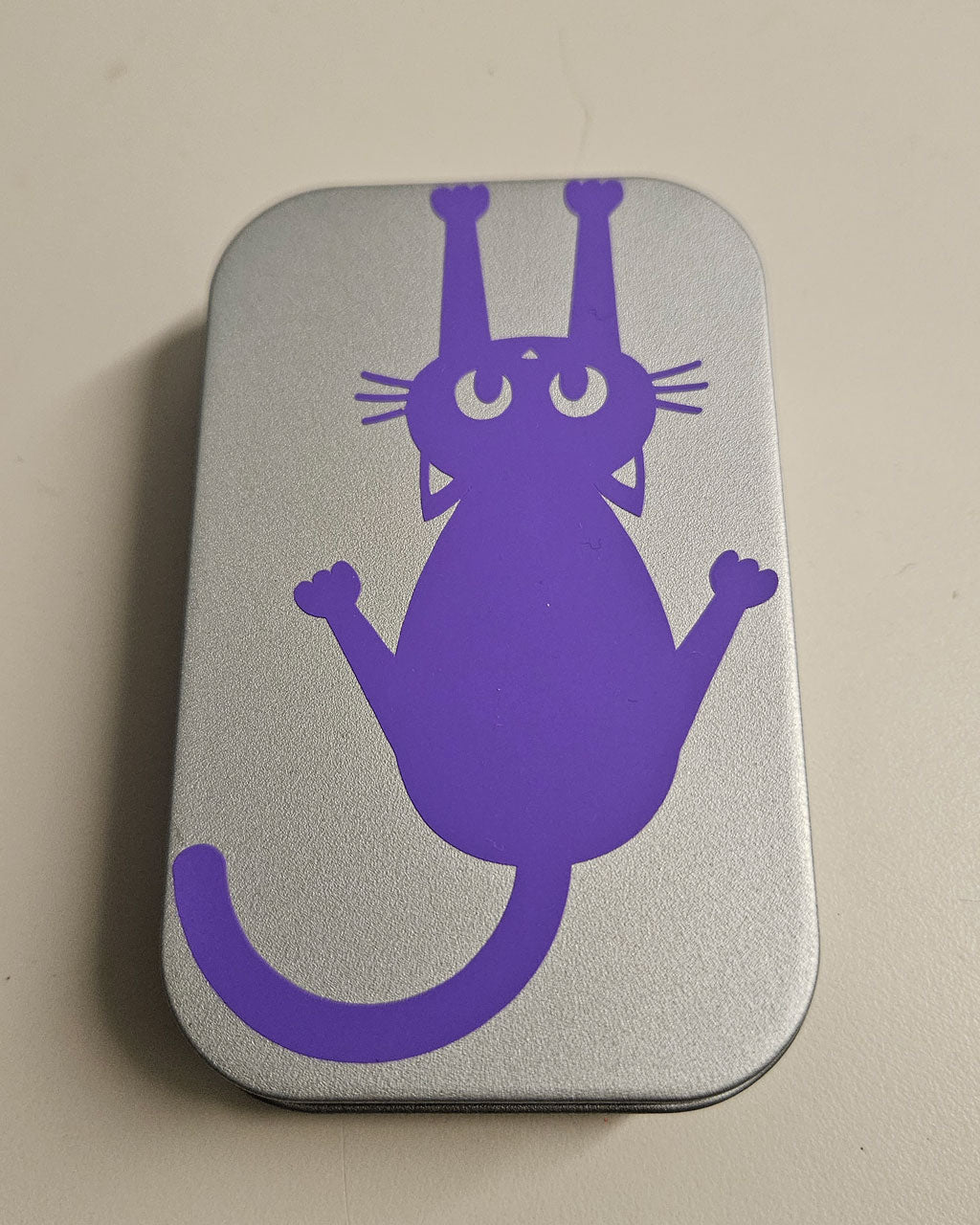 boite metallique noire chat violet
