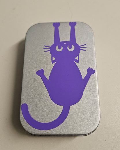 boite metallique noire chat violet