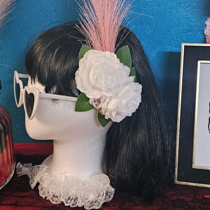 fleur_pin_up_blanche_avec_plumet_rose