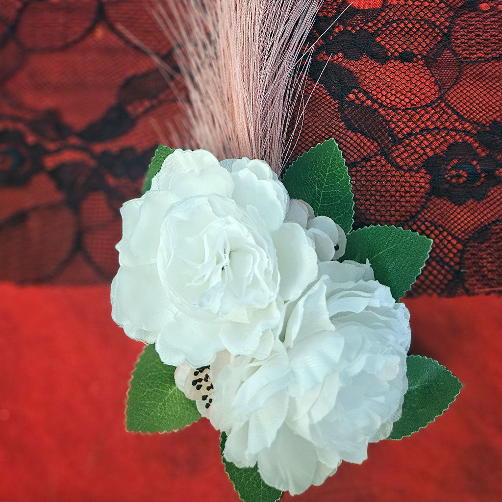 fleur_pin_up_blanche_avec_plumet_rose
