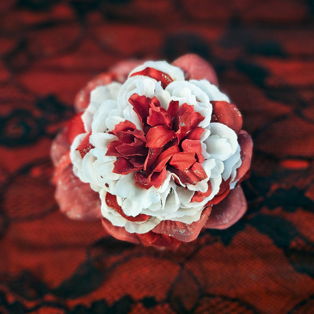 fleur_pin_up_rouge_et_blanche