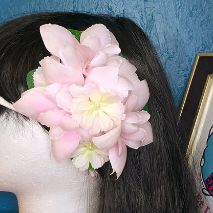 Fleur cheveux tons roses et blancs
