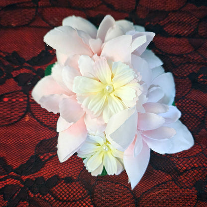 Fleur cheveux tons roses et blancs