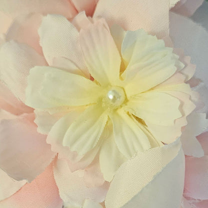 Fleur cheveux tons roses et blancs