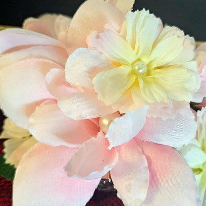 Fleur cheveux tons roses et blancs